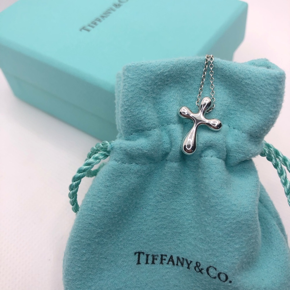 Tiffany & Co. Elsa Peretti silver cross necklace 16” pre-owned.